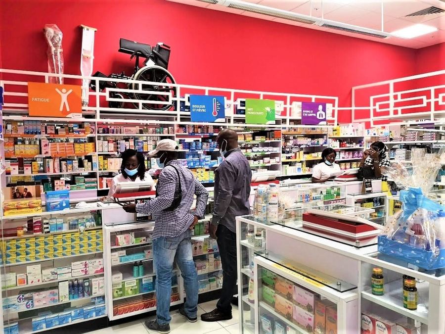 Clients au comptoir de la pharmacie